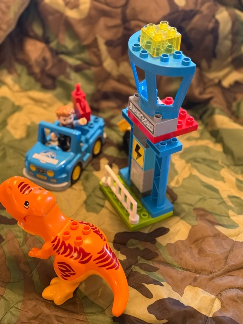 LEGO Jurassic World DUPLO Set Jurassic Park Owen Grady Dinosaur - Picture 4 of 6